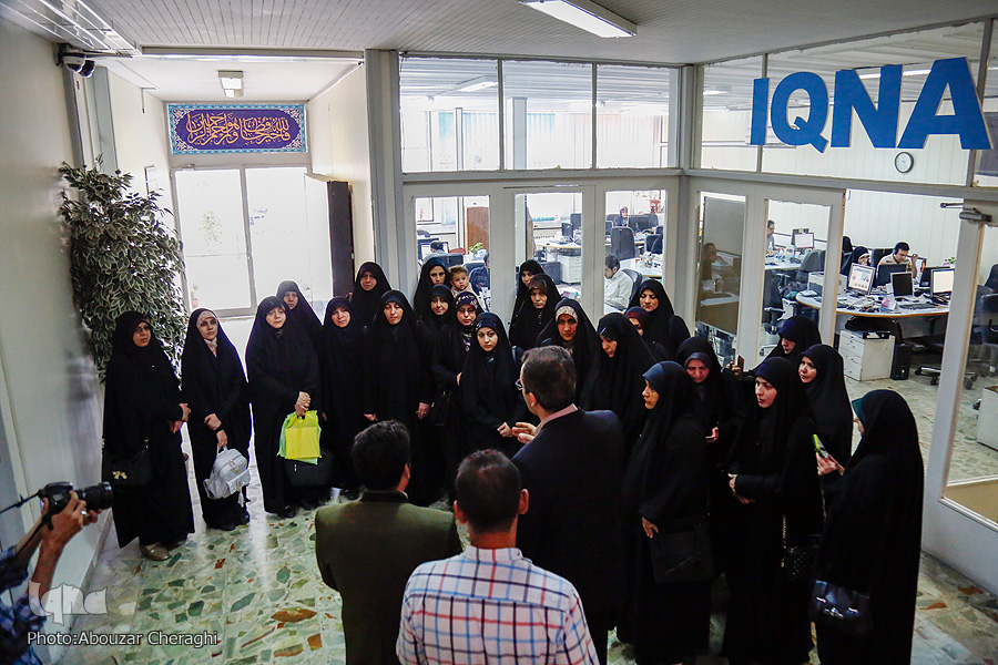 بازدید هیئتی از بانوان دینی و قرآنی عراق از ایکنا 