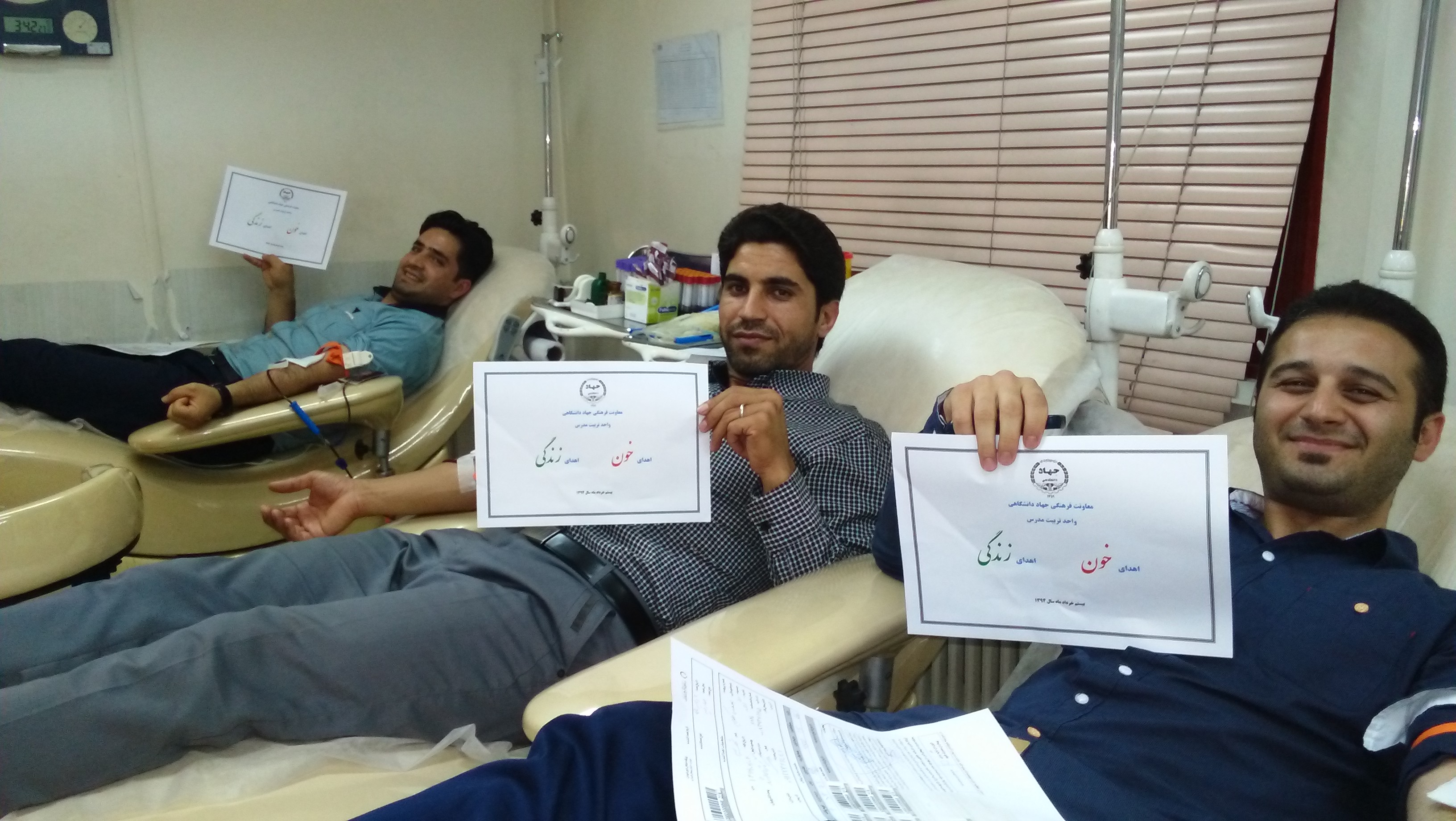 اهدای خون توسط تعدادی از همکاران جهاد دانشگاهی واحد تربیت مدرس در هفته اهدای خون