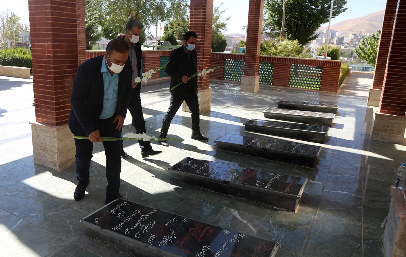 غبارروبی مزار شهدا توسط جهاد دانشگاهی استان کردستان