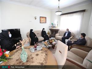 اعطای تندیس فداکاری به خانواده دو شهید مدافع سلامت تهران