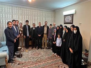 حضور رییس و جمعی از اعضای جهاددانشگاهی در منزل شهید تقوی/ زنده نگاه‌داشتن نام و یاد شهیدان از اولویت‌های این نهاد